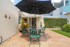 Outdoor dining - La Casita at Ocean Park (San Juan)