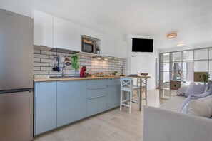 Fridge, microwave, stovetop, coffee/tea maker