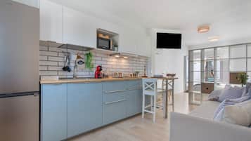 Kühlschrank, Mikrowelle, Herdplatte, Wasserkocher mit Kaffee-/Teezubehör