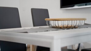 A dining table with a wire basket and a placemat. - Apartment 'Appartamento' with Mountain View, Wi-Fi and Air Conditioning (San Cassiano)