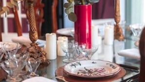 A dining table set with glassware, plates, and candles. - Villa Kumquats (Béziers)