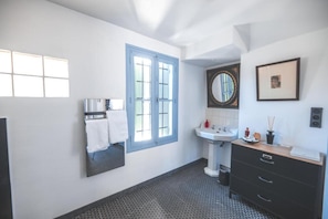 Deluxe Double Room, Patio, Garden View | Bilik Mandi