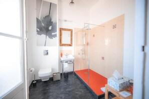 Deluxe Double Room, Garden View | Bathroom | Bathrobes