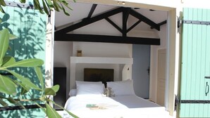 A bedroom with a bed, a headboard, and a window. - Villa Kumquats (Béziers)
