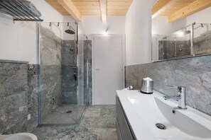 Douche, séchoir à cheveux, serviettes fournies