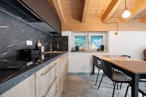 Fridge, microwave, oven, stovetop - Apartment 'Mansarda' with Mountain View, Wi-Fi and Air Conditioning (San Cassiano)