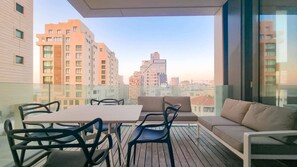 Outdoor dining - Hayarkon Royal in Tel Aviv-Yafo (Tel Aviv-Yafo)