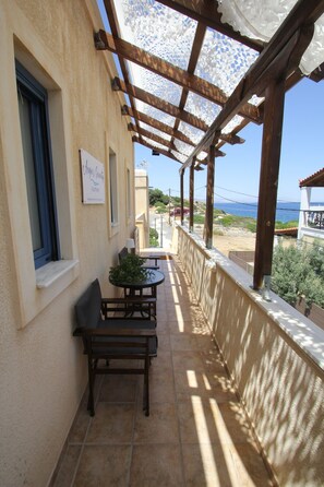 Outdoor dining - Angie's Serenity Apartment (Vathi)