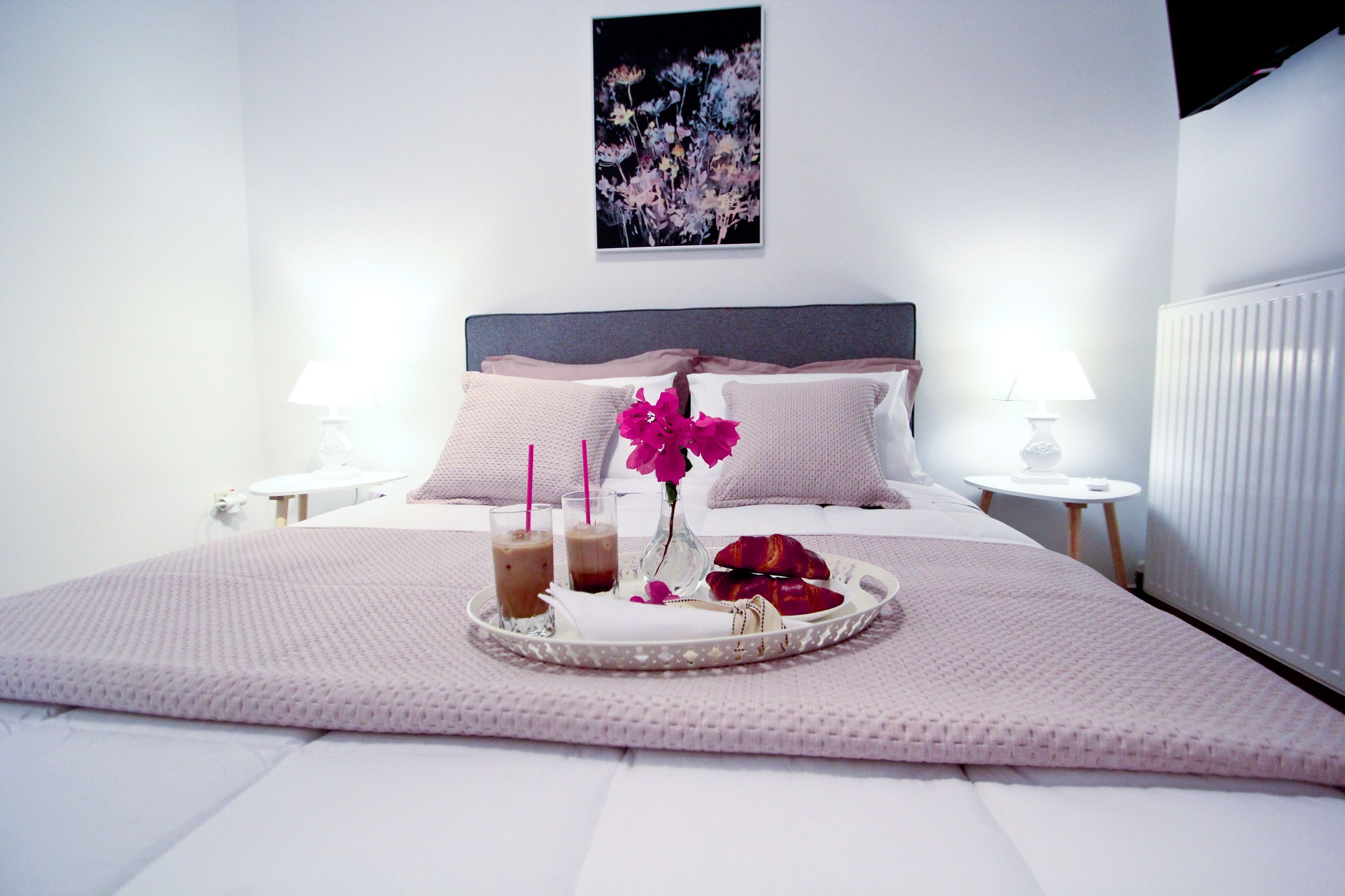 2 quartos, escrivaninha, ferros/tábuas de passar roupa