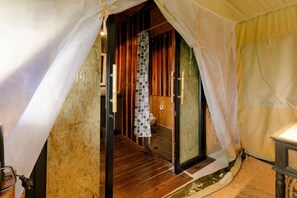 Secadora de cabello, toallas, jabón, papel de baño 