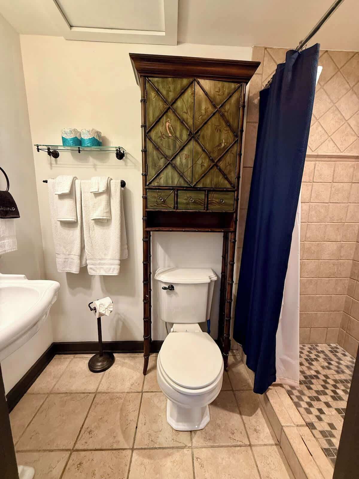 Douche, sèche-cheveux, serviettes fournies