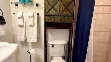 Douche, sĂšche-cheveux, serviettes fournies