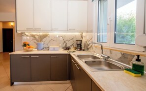 Kühlschrank, Mikrowelle, Ofen, Wasserkocher mit Kaffee-/Teezubehör