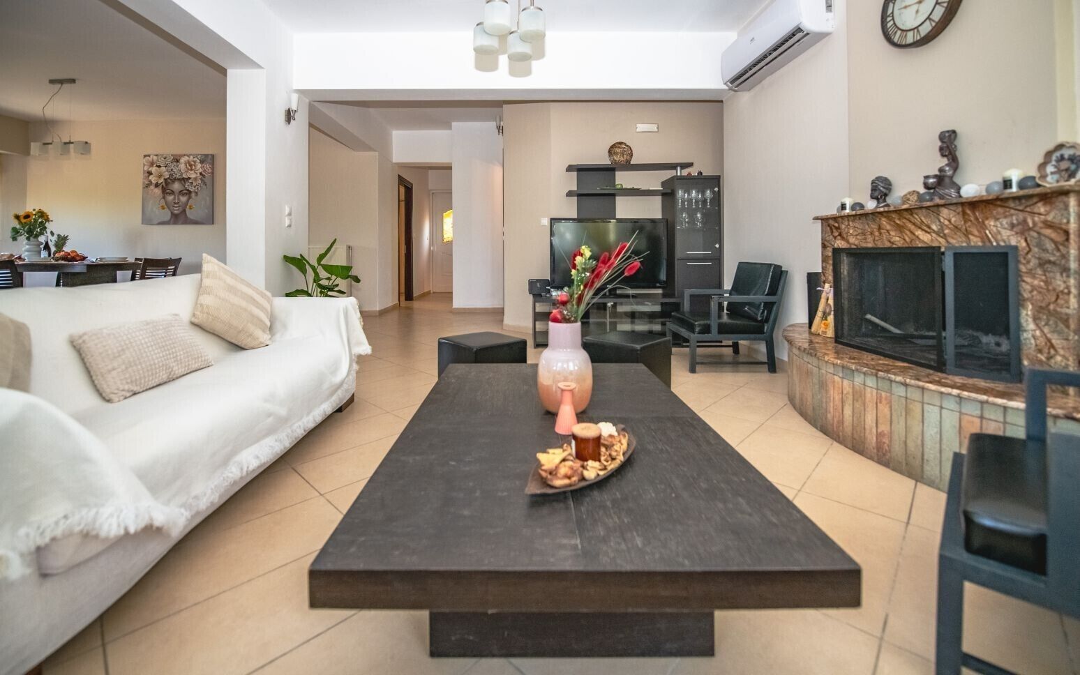 TV, fireplace