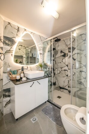 Een douche, een haardroger, handdoeken