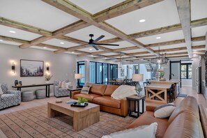 Smart TV, chimenea y videojuegos
