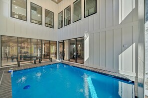 Innendørsbasseng og et oppvarmet basseng