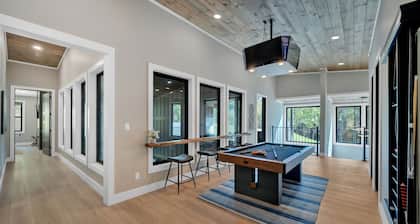 Luxe Lodge/Heated Pool/Hot Tub/Game Room/Sleeps 22/Rocky Top Sports Complex