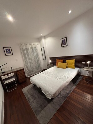 2 bedrooms, iron/ironing board, internet, bed sheets