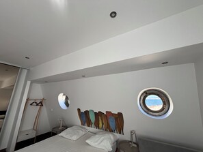2 bedrooms, iron/ironing board, internet, bed sheets