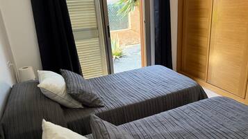 3 slaapkamers, een strijkplank/strijkijzer, wifi, beddengoed