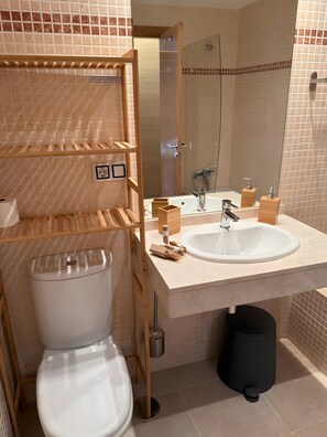 Shower, hair dryer, towels - Fuerteventura Velvet Golf Holiday Home with Private Pool, Wi-Fi & Air Conditioning (Antigua)