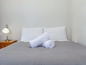 3 Schlafzimmer, Schreibtisch, Bügeleisen/Bügelbrett, Reisekinderbett