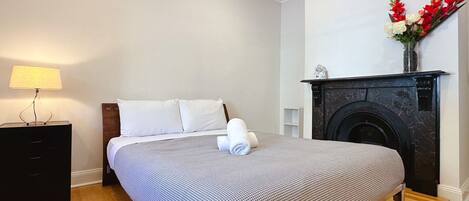 3 habitaciones, escritorio y tabla de planchar con plancha