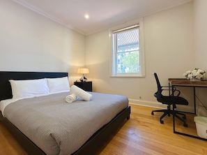 3 Schlafzimmer, Schreibtisch, Bügeleisen/Bügelbrett, Reisekinderbett