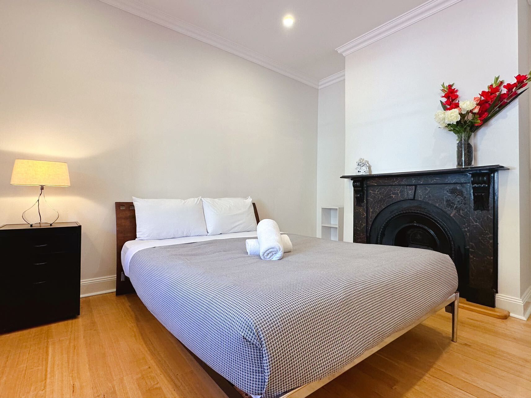 3 habitaciones, escritorio y tabla de planchar con plancha 
