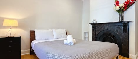 3 bedrooms, desk, iron/ironing board, travel crib