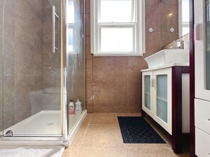 Shower, hair dryer, towels, shampoo - Central Nest Stay (Hobart)