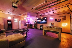 Games room - Hot Tub,Gameroom,15 Miles to Dickies Arena,FirePit,BBQ Grill!!!!!!!!!! (Crowley)