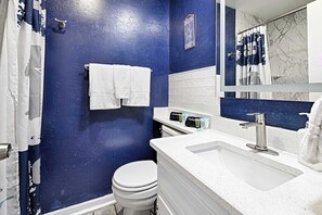 Shower, hair dryer, towels, soap - Gameroom,15 miles to Dickies Arena, Fire Pit (Crowley)