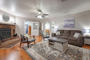 TV connectée, cheminée, jeux vidéo, baby-foot