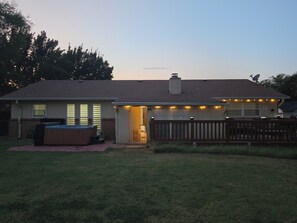 Outdoor spa tub - Hot Tub,Gameroom,15 Miles to Dickies Arena,FirePit,BBQ Grill!!!!!!!!!! (Crowley)