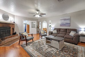 Smart TV, fireplace, video games, foosball - Gameroom,15 miles to Dickies Arena, Fire Pit (Crowley)