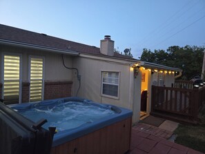 Outdoor spa tub - Hot Tub,Gameroom,15 Miles to Dickies Arena,FirePit,BBQ Grill!!!!!!!!! (Crowley)