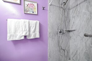 Dusche, Haartrockner, Handtücher, Seife