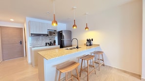 Mikrowelle, Wasserkocher mit Kaffee-/Teezubehör, Toaster