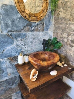 Assecador de cabells, tovalloles, sabó i paper higiènic