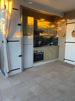 Réfrigérateur, micro-ondes, four, cafetière/bouilloire