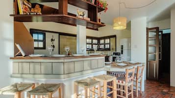 Basic Villa | Dining