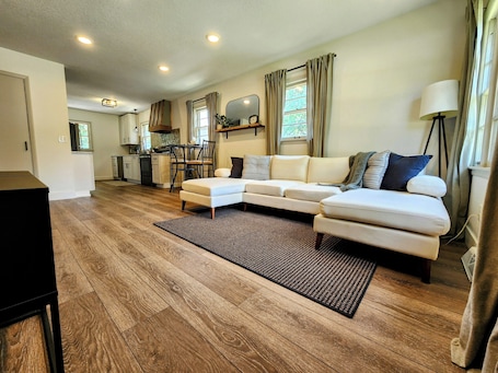 Smart-TV, Bücher. Meet Bev, a charming 2-bedroom, pet-friendly home in Rochester