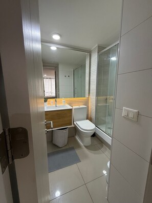 Apartment | Bathroom | Shower, hair dryer, towels, soap - Collection R 4 Presidencial (Santiago)