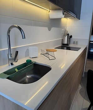 Apartamento | Cozinha privada | Geladeira, micro-ondas, fogão, cooktop