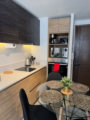 Apartamento | Cozinha privada | Geladeira, micro-ondas, fogão, cooktop