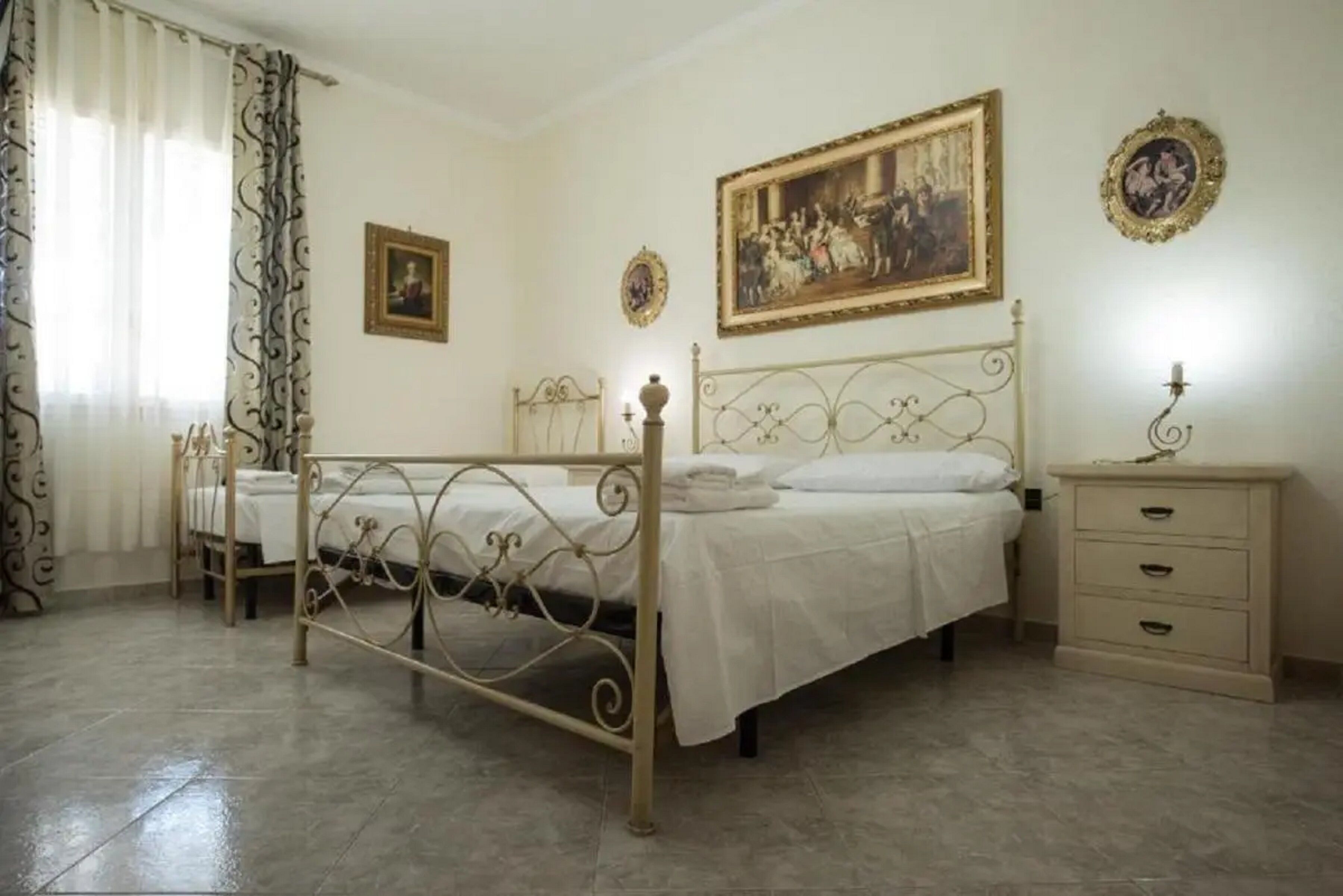 6 soverom, safe på rommet, skrivebord og strykejern/-brett