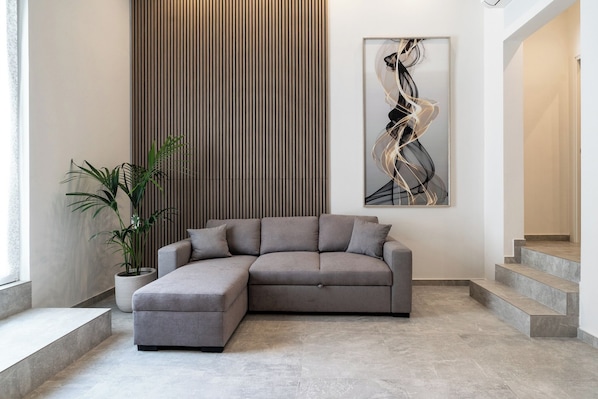 Studio | Living area | 30-inch Smart TV with satellite channels