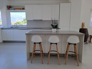 Mikrobølgeovn, ovn, kokeplater og oppvaskmaskin